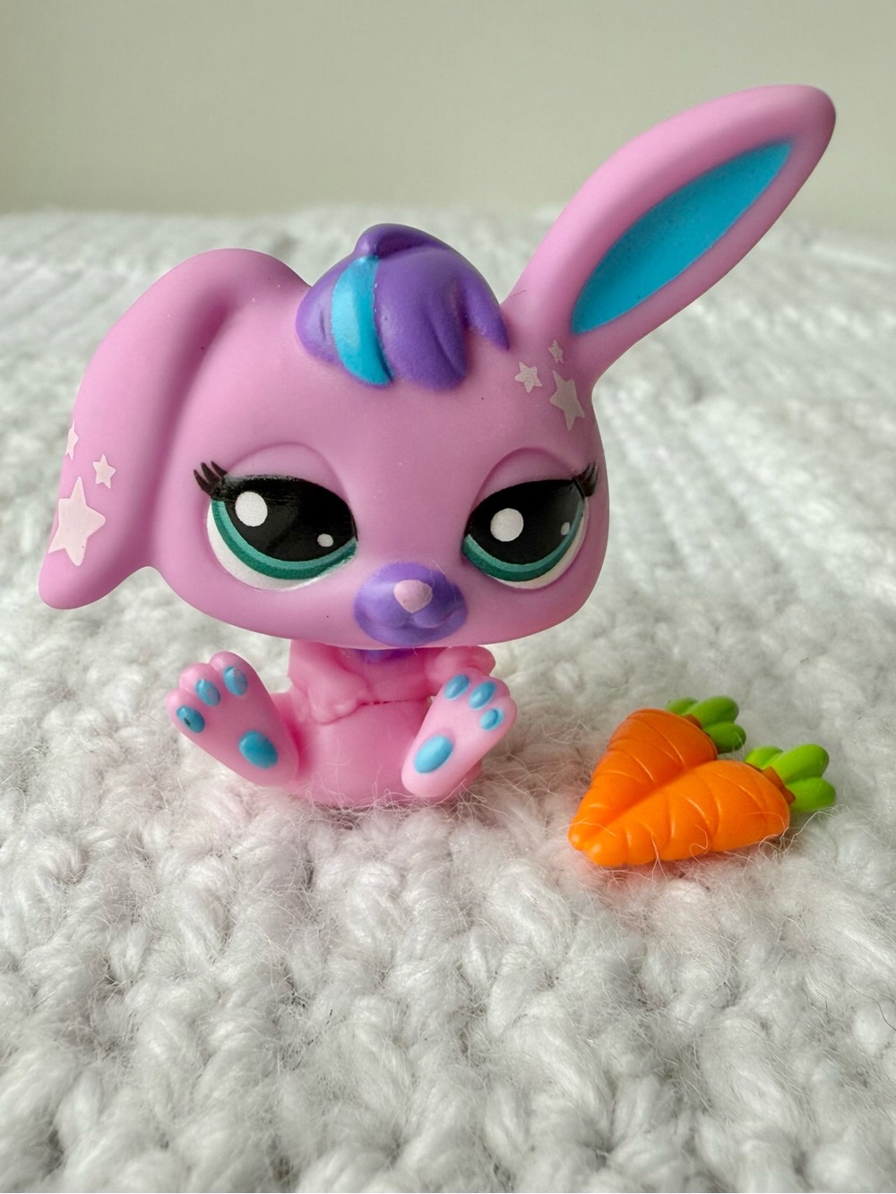 Littlest Pet Shop Bunny Rabbit Figure with carrots
